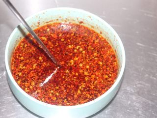 12、红油笋尖 最爱这种辣,炸出辣椒的香味后，反复搅动调料，搅动均匀。