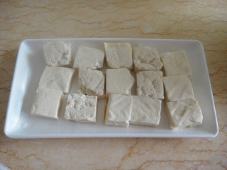 2、上海油炸臭豆腐,打开后用清水漂洗沥干水分