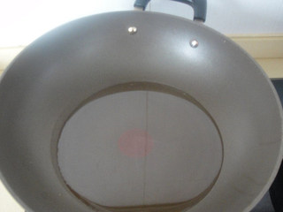 3、上海油炸臭豆腐,锅内倒油