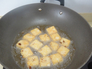 4、上海油炸臭豆腐,5分热下入臭豆腐
