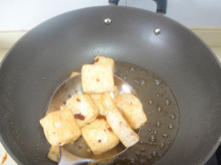 5、上海油炸臭豆腐,炸至两面微黄捞起