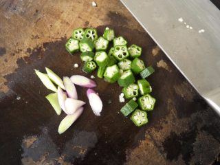 4、金蒜炒饭,秋葵与葱白切小块