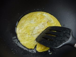 5、金蒜炒饭,蛋液用山茶油煎熟