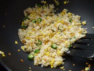 13、金蒜炒饭,所有材料炒透
