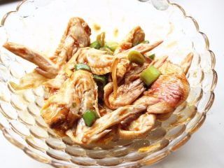 5、烤翅包饭,鸡翅充分按摩一下，腌制2小时以上充分入味。