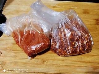 3、鲜辣香菇鸡肉酱 炒菜下饭好帮手,粗细辣椒粉，两种辣椒粉辣味不同，香味也不同，朝天椒偏辣，二荆条偏香，两者相容，香辣有层次。