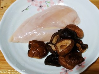 6、鲜辣香菇鸡肉酱 炒菜下饭好帮手,鸡胸肉，干香菇泡开