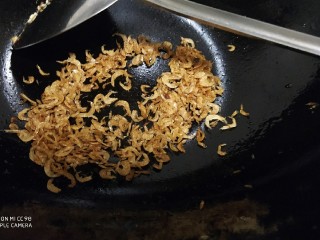 14、鲜辣香菇鸡肉酱 炒菜下饭好帮手,小火炒干，炒到金黄即可