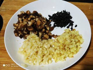 17、鲜辣香菇鸡肉酱 炒菜下饭好帮手,香菇粒，大蒜粒，生姜粒，豆豉切碎