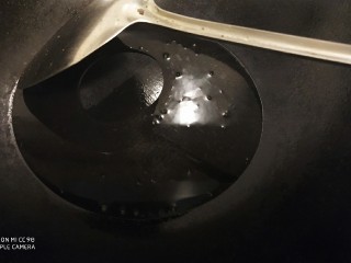 18、鲜辣香菇鸡肉酱 炒菜下饭好帮手,干锅倒入少许油