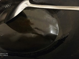 20、鲜辣香菇鸡肉酱 炒菜下饭好帮手,干锅倒入油