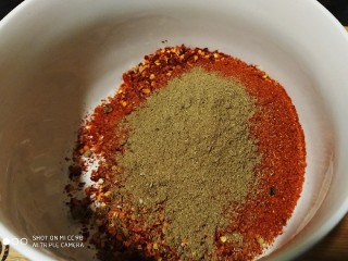 28、鲜辣香菇鸡肉酱 炒菜下饭好帮手,倒入花椒粉