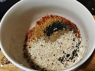 29、鲜辣香菇鸡肉酱 炒菜下饭好帮手,倒入白芝麻、茶粉、虾粉