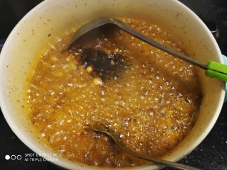 35、鲜辣香菇鸡肉酱 炒菜下饭好帮手,快速倒入，翻拌均匀。第一次倒入油出辣味