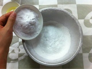 3、冰皮月饼,加入糖粉