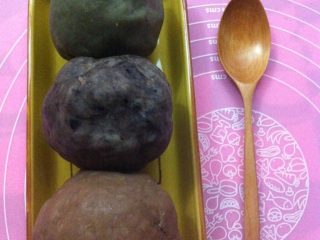 8、冰皮月饼,锅上汽后蒸30分钟左右 至面成熟，面团揉好后凉凉备用，准备月饼馅（自治月饼馅，抹茶 奥利奥 巧克力）