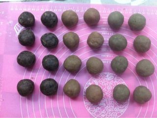 9、冰皮月饼,我这里做的是50g的月饼 月饼馅分成20g，冰皮分成30g