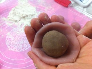 10、冰皮月饼,手上沾少许干粉防粘（干粉可用 冰皮月饼配方中的粉炒熟 即可）把陷放在冰皮上