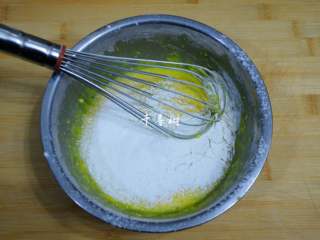 3、黑芝麻鸡蛋瓦片饼干 根本停不下来的宝宝零食,把称好的低筋粉倒入蛋液中，不必要非用筛入低筋粉的方式，直接倒进去也行。用蛋抽呈Z字形或无规则方向来回搅拌。