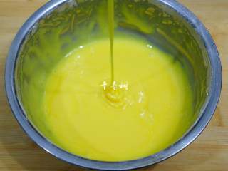 4、黑芝麻鸡蛋瓦片饼干 根本停不下来的宝宝零食,很快就会搅拌成光滑细腻的蛋糊，挑起来能呈顺滑的一条线，并且落入盆中约2-3秒纹路消失。