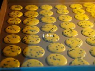 12、黑芝麻鸡蛋瓦片饼干 根本停不下来的宝宝零食,2-3分钟后，鸡蛋饼干的表面就不再是很有光泽的样子，而是开始变得干起来。