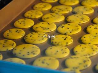 13、黑芝麻鸡蛋瓦片饼干 根本停不下来的宝宝零食,再过一会儿，饼干和烤盘接触的部位微微的翘起来了。因为最先熟的就是边缘部分。