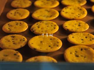 14、黑芝麻鸡蛋瓦片饼干 根本停不下来的宝宝零食,10分钟左右，饼干周围一圈开始有一点点颜色。