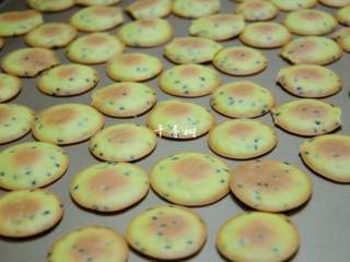 16、黑芝麻鸡蛋瓦片饼干 根本停不下来的宝宝零食,出炉后晾凉就可以开吃了。