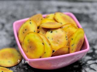 17、黑芝麻鸡蛋瓦片饼干 根本停不下来的宝宝零食,吃之前让我拍几张美照吧。