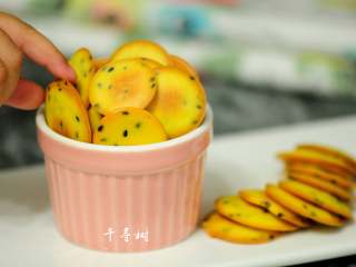 20、黑芝麻鸡蛋瓦片饼干 根本停不下来的宝宝零食,你看看，一个接一个啊，吃个不停，最后的结果就是，照片拍完了，饼干也快吃完了。