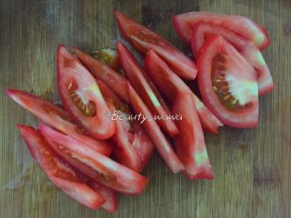 4、最考验厨艺的家常菜—番茄炒蛋,番茄去蒂，切薄片