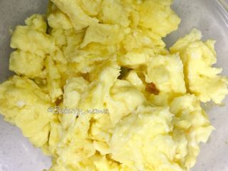 7、最考验厨艺的家常菜—番茄炒蛋,炒好的鸡蛋盛出备用