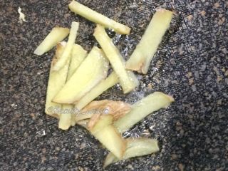 8、最考验厨艺的家常菜—番茄炒蛋,锅内再加入少许油，下姜丝煸炒出香味