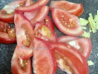 9、最考验厨艺的家常菜—番茄炒蛋,加入番茄块翻炒几下