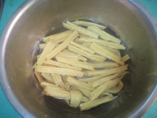 4、鱼腩腐竹煲,泡适量的腐竹