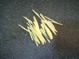 5、鱼腩腐竹煲,切少许姜丝