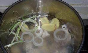 2、杂菌荟火锅,锅里放清水，放入鸡块烧开后撇去浮沫，加点料酒，下入葱姜、洋葱，用中火炖至鸡肉软烂即可