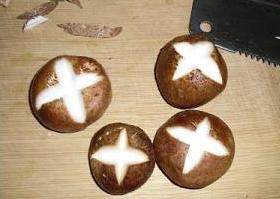 3、杂菌荟火锅,香菇去根斜划四下，成十字花形，粉丝先用清水泡软