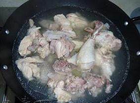 4、杂菌荟火锅,将鸡汤倒入火锅，加盐、胡椒粉、葱姜、料酒烧开