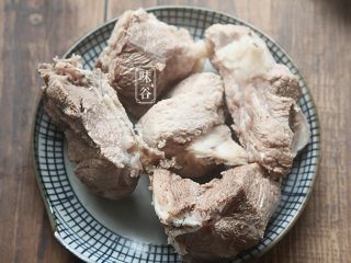 5、消暑的海带冬瓜虾皮汤,煮开1分钟后，猪骨头的血水出来了。然后把猪骨捞出来冲洗，去掉浮沫后待用。（这些可以去除腥味和血水，以免汤汁混浊。）