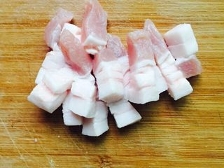 2、干锅包菜（简易版）,五花肉洗干净切块