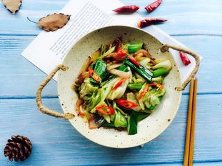 17、干锅包菜（简易版）,盛在喜欢的器皿