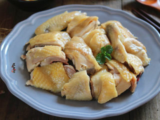 13、脆皮白切鸡,这道鲜甜脆皮的白切鸡，你学会了吗？切记最后一个步骤哦，脆皮的关键是冰水浸泡，利用热胀冷缩的原理，使得鸡皮嫩滑又爽口。