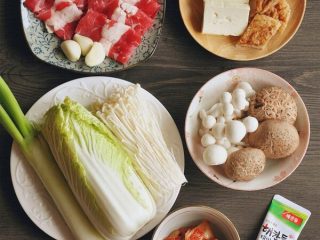 1、韩式菌菇肥牛暖锅,食材准备