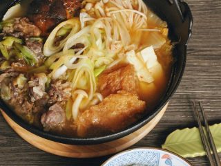 4、韩式菌菇肥牛暖锅,差不多煮好的时候在放一勺泡菜味道会更浓郁。