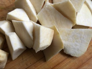 1、健康美味红薯绿豆大枣粥,红薯我选的白心的，因为白心的适合煮粥，黄心的适合烤着吃。