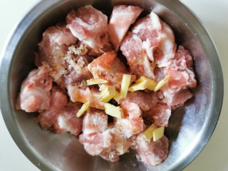 1、四季豆烧排骨,排骨剁小块洗干净沥干水份，放酱油、姜片、盐、糖、料酒，腌制10分钟左右。