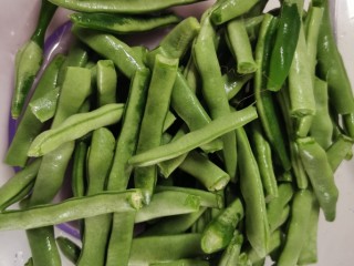 3、四季豆烧排骨,用手去两头尖，老的要拔丝，摘成小段。