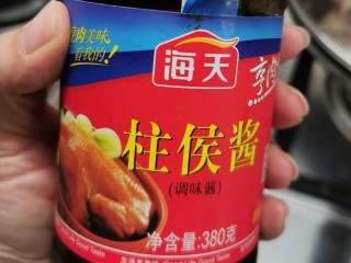 6、四季豆烧排骨,放柱侯酱。