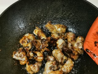 7、四季豆烧排骨,爆炒排骨一会，闻到酱香，下一碗清水。